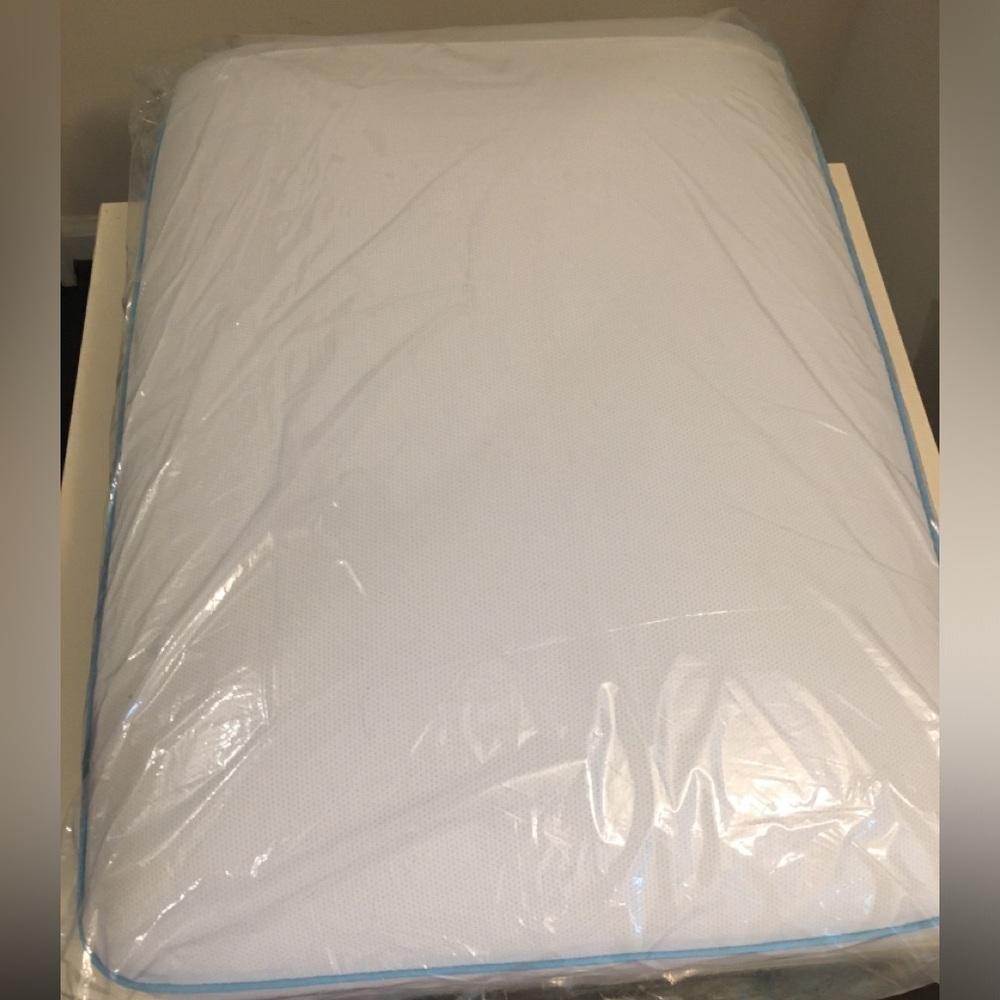 NWT Serta memory gel foam pillow.